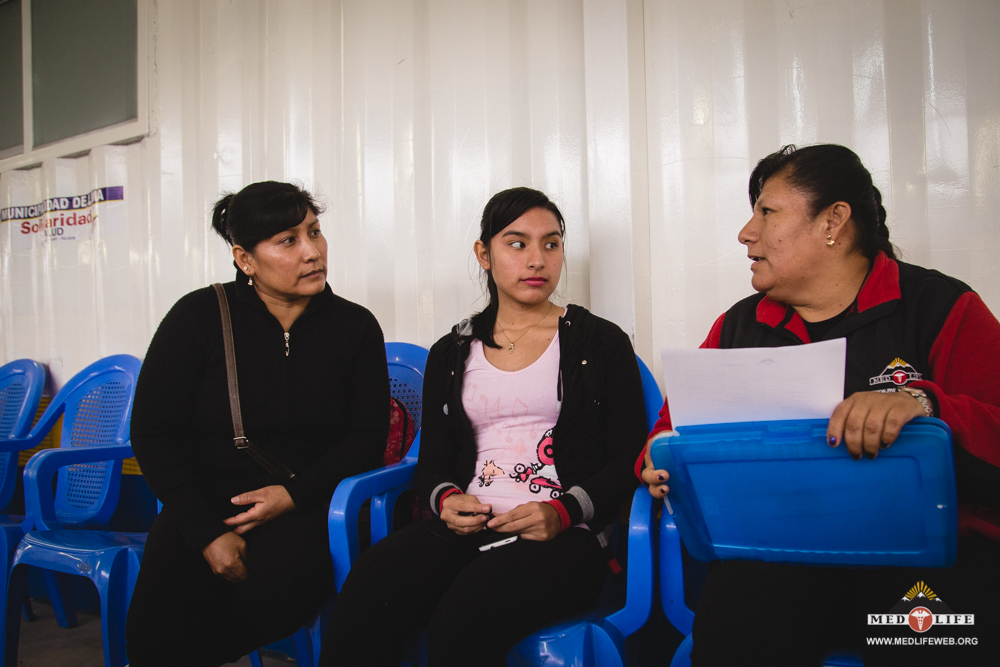 RocÃa, Karol, and Janet attend a specialist appointment at the doctor's office in Villa MarÃa del Triunfo.