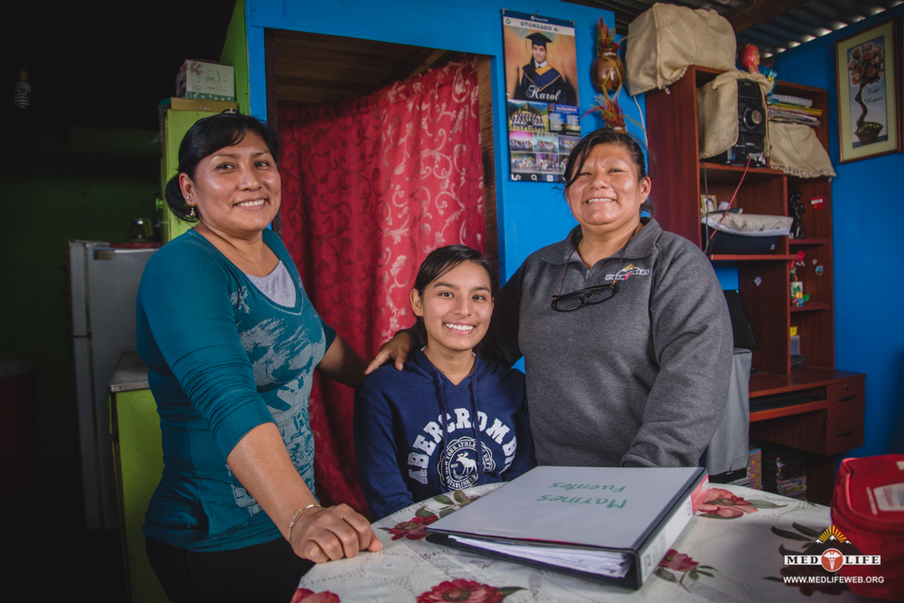 From left to right: RocÃa, Karol, and MEDLIFE Nurse Janet Ludeña pose for a photo in Karol´s home.
